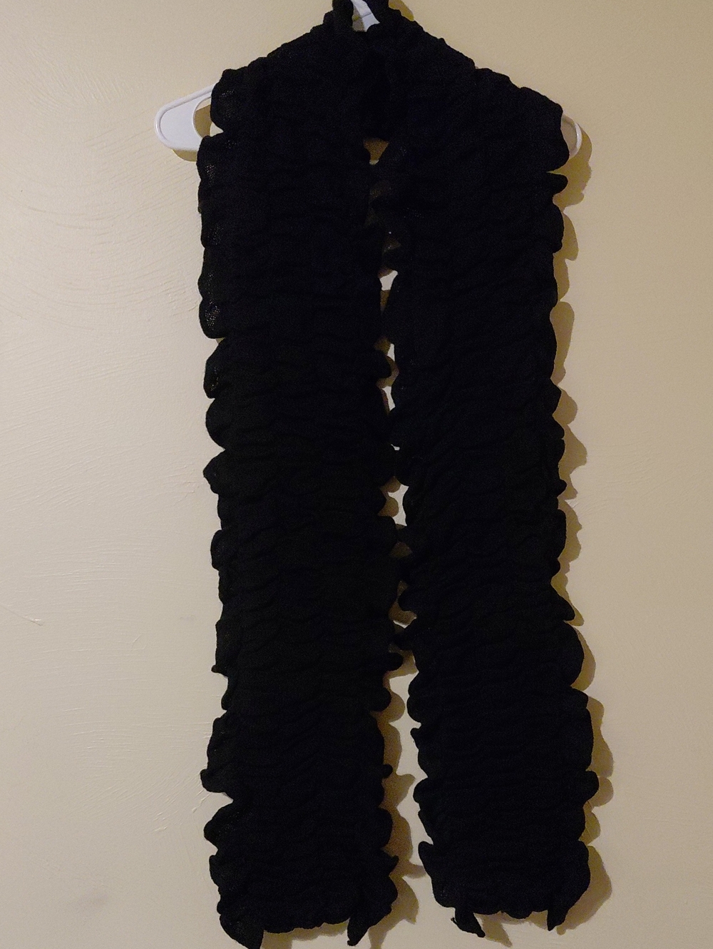 Source Unknown Black Ruffled Knit Scarf